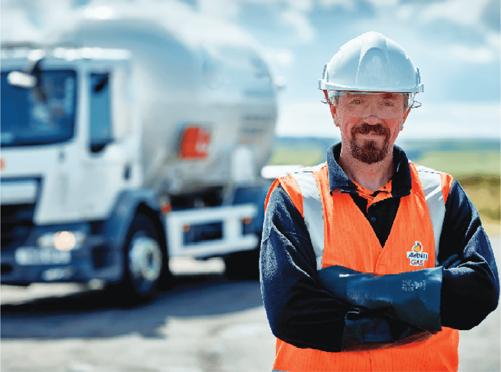 خدمة شحن خزانات الغاز الاحترافية بمعدات حديثة